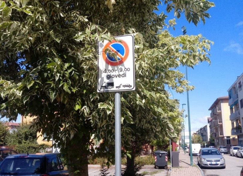 Piazza della chiesa a Oltreponte: saranno rivisti circolazione e segnali